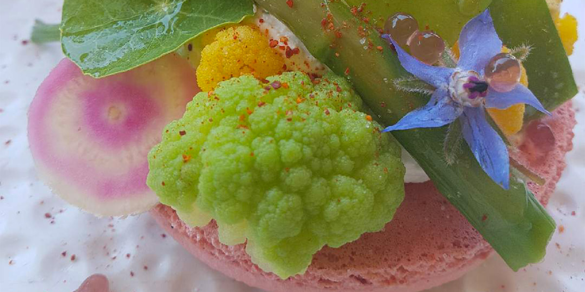 Macaron comme une tarte de saison aux légumes croquants et mousse de chèvre frais.