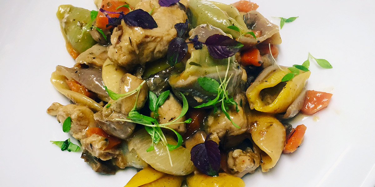 Le magret de canard de la ferme de Beauregard, poellée de gnocchis et petits légumes, sauce forestière.