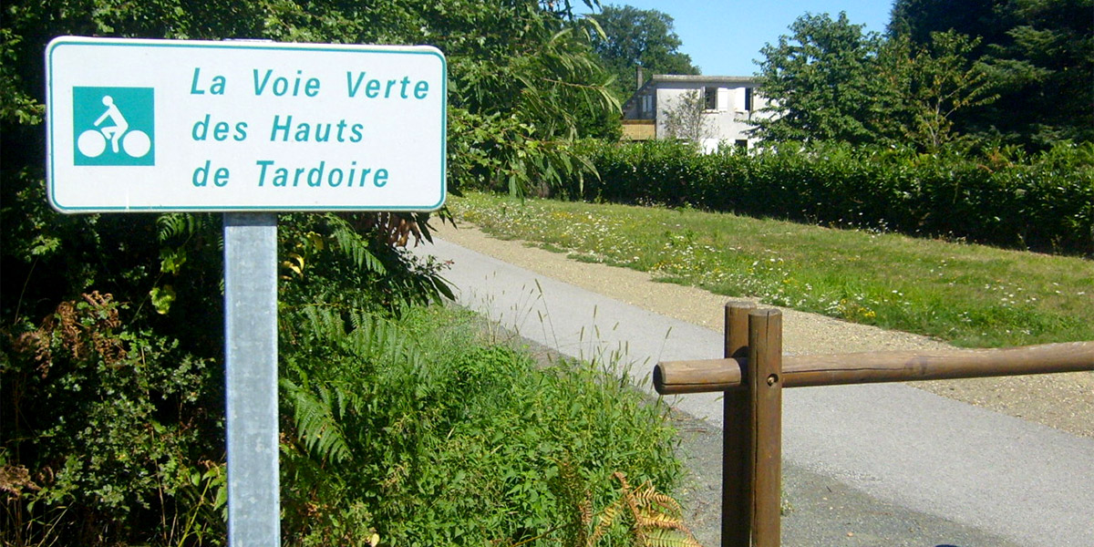 La Voie Verte du Haut des Hauts de Tardoire joint Châlus à Oradour-sur-Vayres pour une distance de 13km.